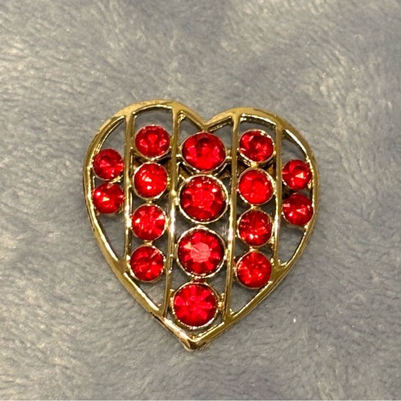 Beautiful heart shaped Brooch with Red crystals. Great for Valentines Day - Picture 7 of 15